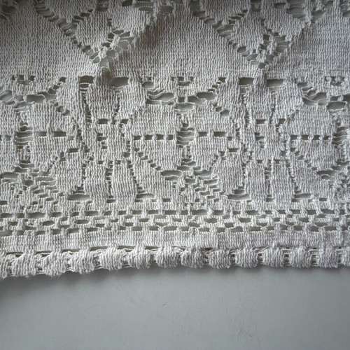 Decorative sofa throw like new, can be used as tablecloth