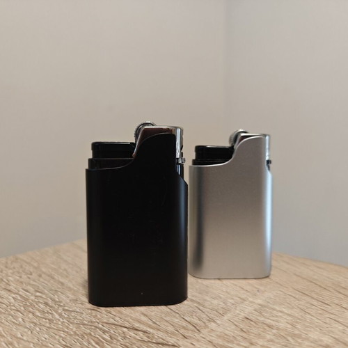 Karelias lighters set of 2 new with metal case