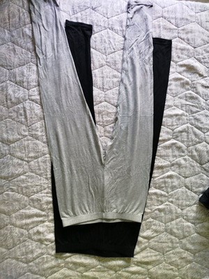 Set of two leggings like new, size M, black and gray