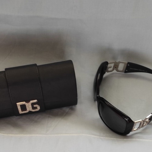 Dolce & Gabbana sunglasses like new, black with case