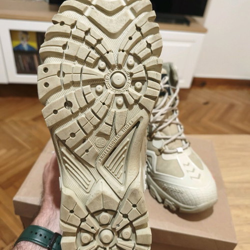 Hiking boots size 45 like new, beige