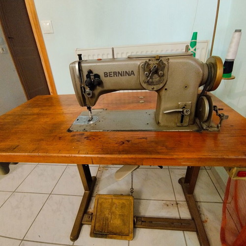 Bernina industrial sewing machine with table and motor