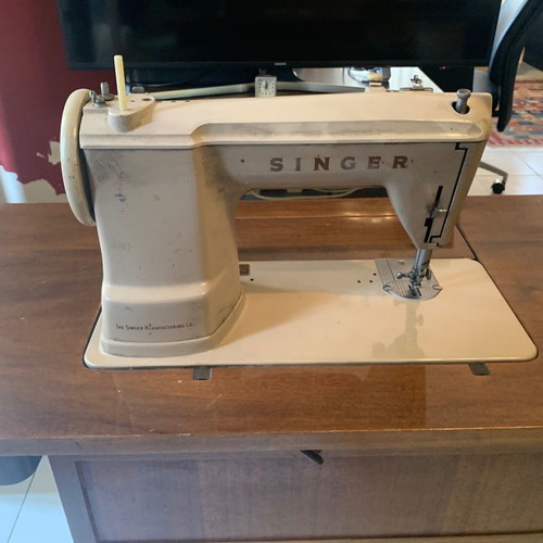 Two Singer sewing machines used, models 404 M13 and 8618 Electronic