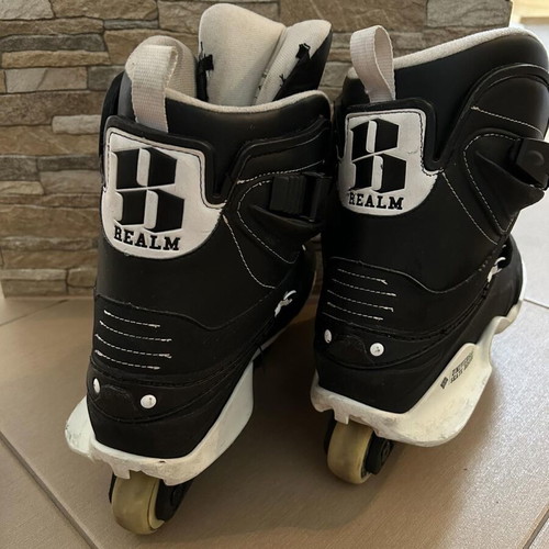 USD Aggressive Rollers size 45 like new, black with 4 spare wheels