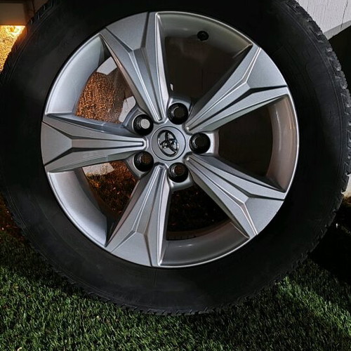 Toyota Chr Alloy Wheels 17" with Winter Tires 215/60R17 Like New