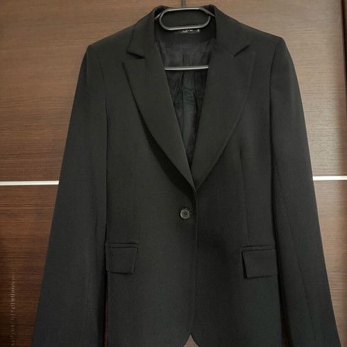 Madlen Black Suit like new with one button