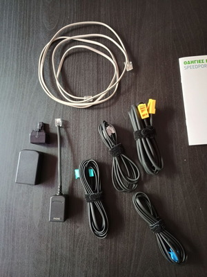 Κουτί από ρούτερ με διάφορα αξεσουάρ Cosmote