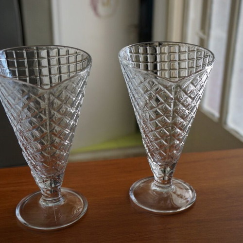 Set of 2 glass glasses with embossed design new