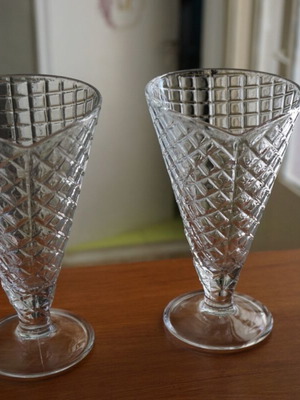 Set of 2 glass glasses with embossed design new
