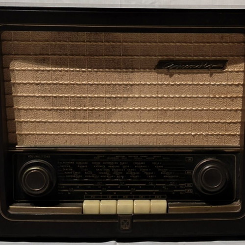Old radio like new in excellent working condition