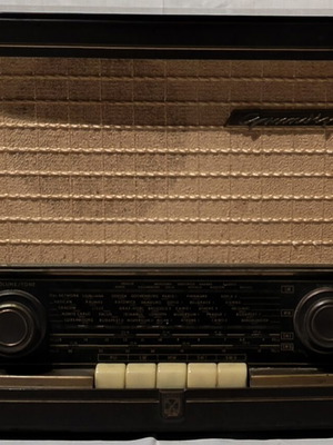 Old radio like new in excellent working condition