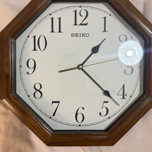 Seiko wall clock analog, like new, quiet sweep mechanism