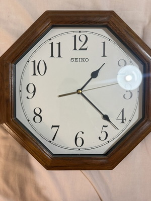 Seiko wall clock analog, like new, quiet sweep mechanism