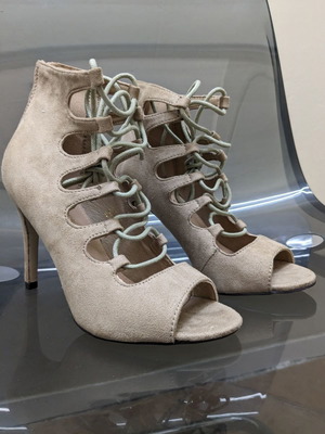 Παπούτσια δετά peep toe μπεζ καστόρ, νούμερο 36, καινούργια