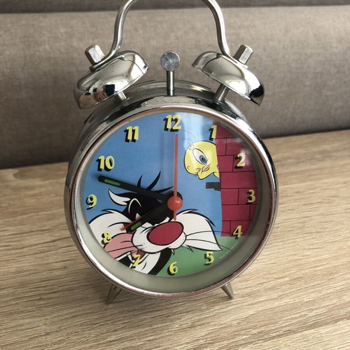 Looney Tunes alarm clock like new, analog tabletop
