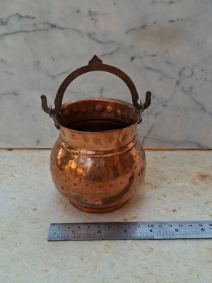 Χάλκινο δοχείο με χερούλι μεταχειρισμένο, καμπυλωτό π.1950