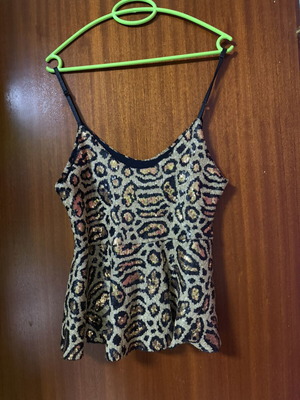 Top like new embroidered with sequins black and gold, size L