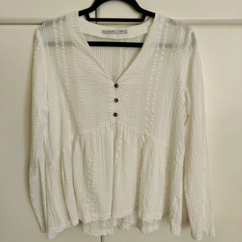 White Helmi blouse like new with V-neck and peplum hem