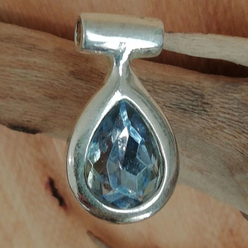 Charm solitaire necklace with blue semi-precious stone new