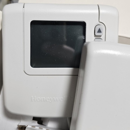 Honeywell DT92A Wireless Room Thermostat like new, brand new in box
