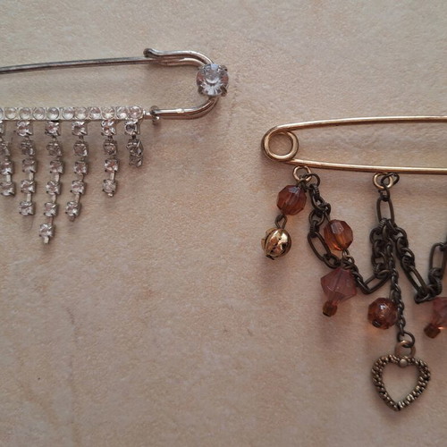 Set of two large safety pins