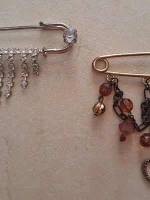 Set of two large safety pins