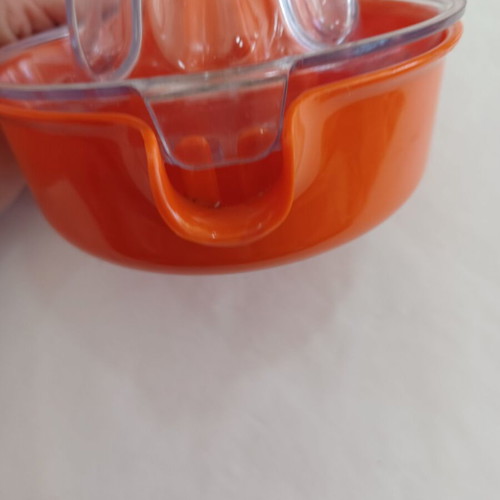 Manual plastic citrus juicer like new