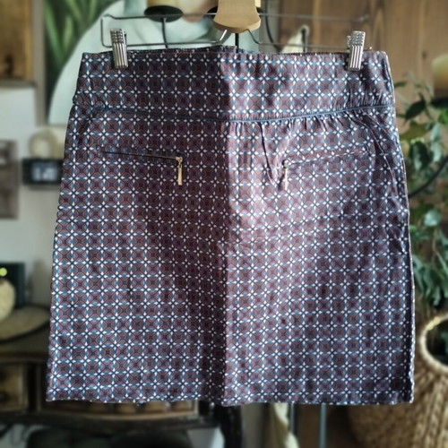 Skirt with zipper details on pockets and back zipper