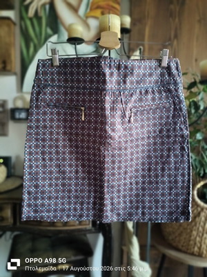 Skirt with zipper details on pockets and back zipper