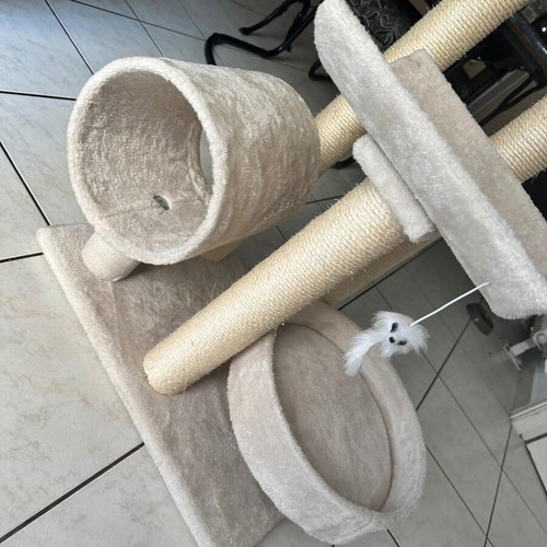 Cat tree with scratching posts