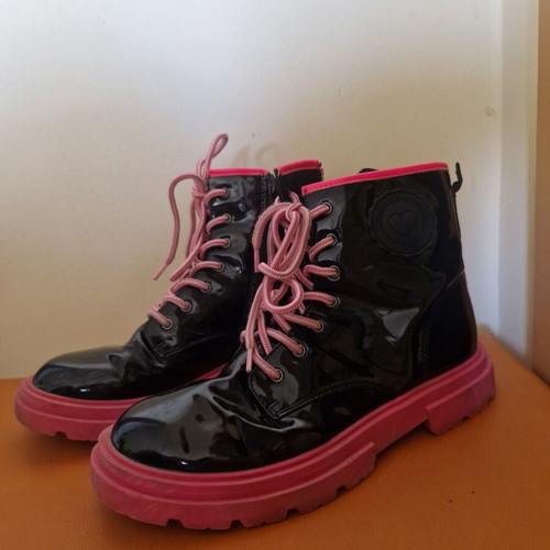 Primigi black patent boots with pink trims used, size 35