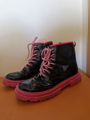 Primigi black patent boots with pink trims used, size 35