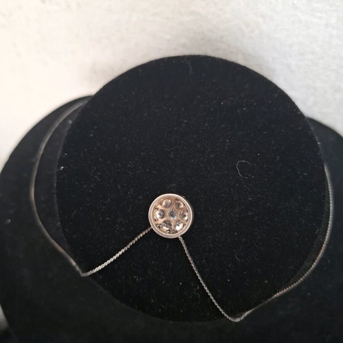 Silver necklace like new in flower shape