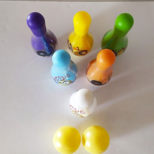 Minions bowling set used, 6 pins and 2 plastic balls