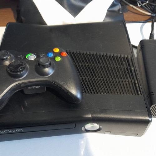 Xbox 360 S 500GB softmodded console with many games and emulators, like new