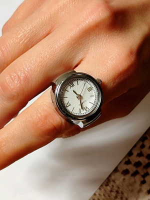 Global Watch Women's Ring Watch new with quartz mechanism