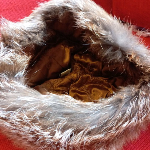 Fur hat like new, size M with box