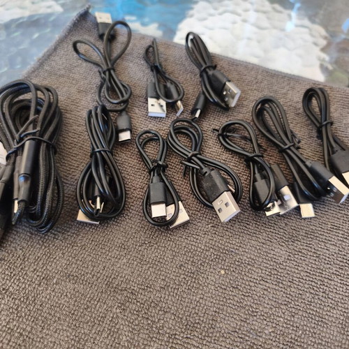 10 καλώδια φόρτισης USB Type-C και ένα τριπλό καλώδιο