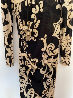 Dress with patterns like new, size large but tight fit, thin fabric