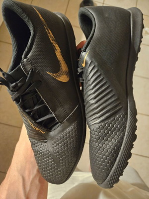 Nike athletic track shoes like new, size 42