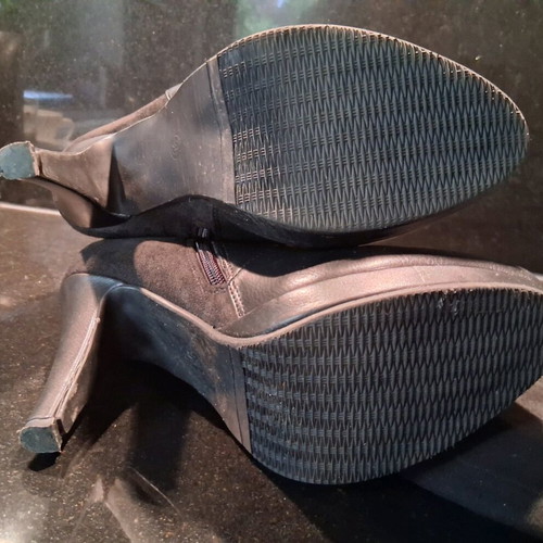 Boots No. 36 like new, height 61 cm, heel 9 cm, black