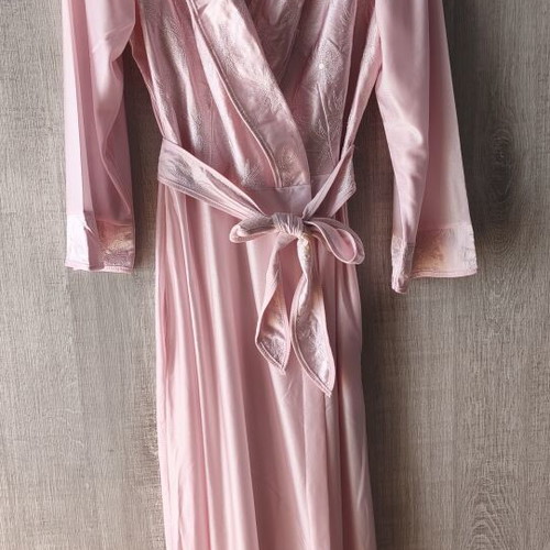 Pink satin vintage robe size S like new with embroidered details