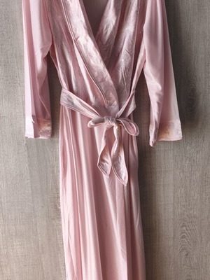Pink satin vintage robe size S like new with embroidered details