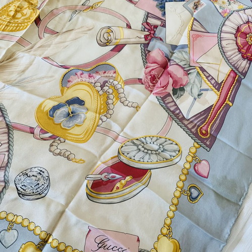 Gucci vintage silk scarf 90x90 with romantic multicolor motif used
