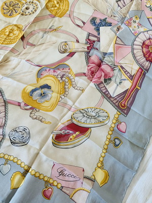 Gucci vintage μεταξωτό μαντήλι 90x90 με ρομαντικό πολύχρωμο μοτίβο μεταχειρισμένο