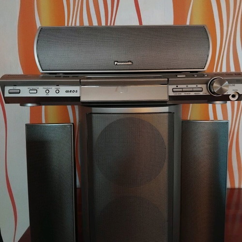 Panasonic DVD Home Theater Sound System SA-HT845 like new
