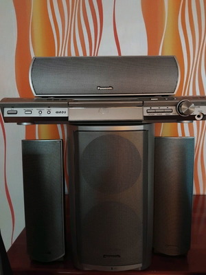 Panasonic DVD Home Theater Sound System SA-HT845 like new