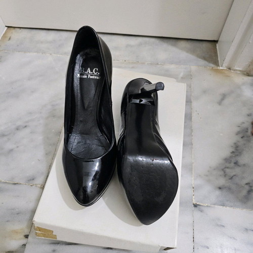 Bacali Collection pumps used, black patent leather 12cm heels