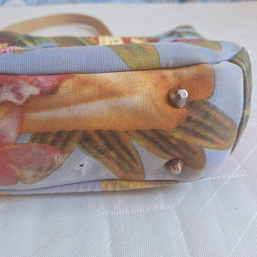 La Chaise Longue shoulder bag used with colorful embroidery