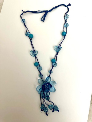 Necklace like new, blue